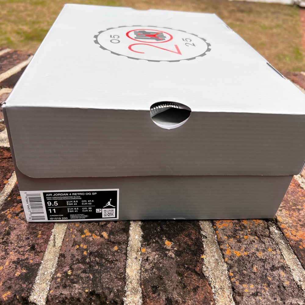 Jordan 4 Retro OG Undefeated - Picture 6 of 9